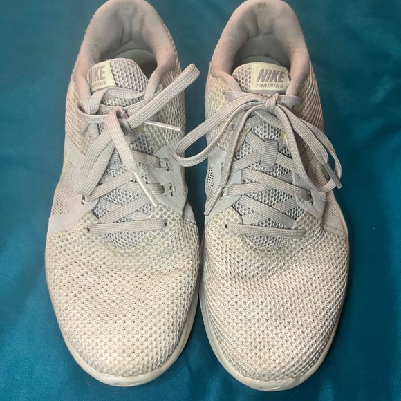 Women’s Nike size 7 - Picture 2 of 3